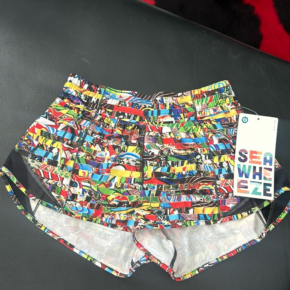 Lululemon RARE Seawheeze Hotty Hot Lego Shorts Size 4